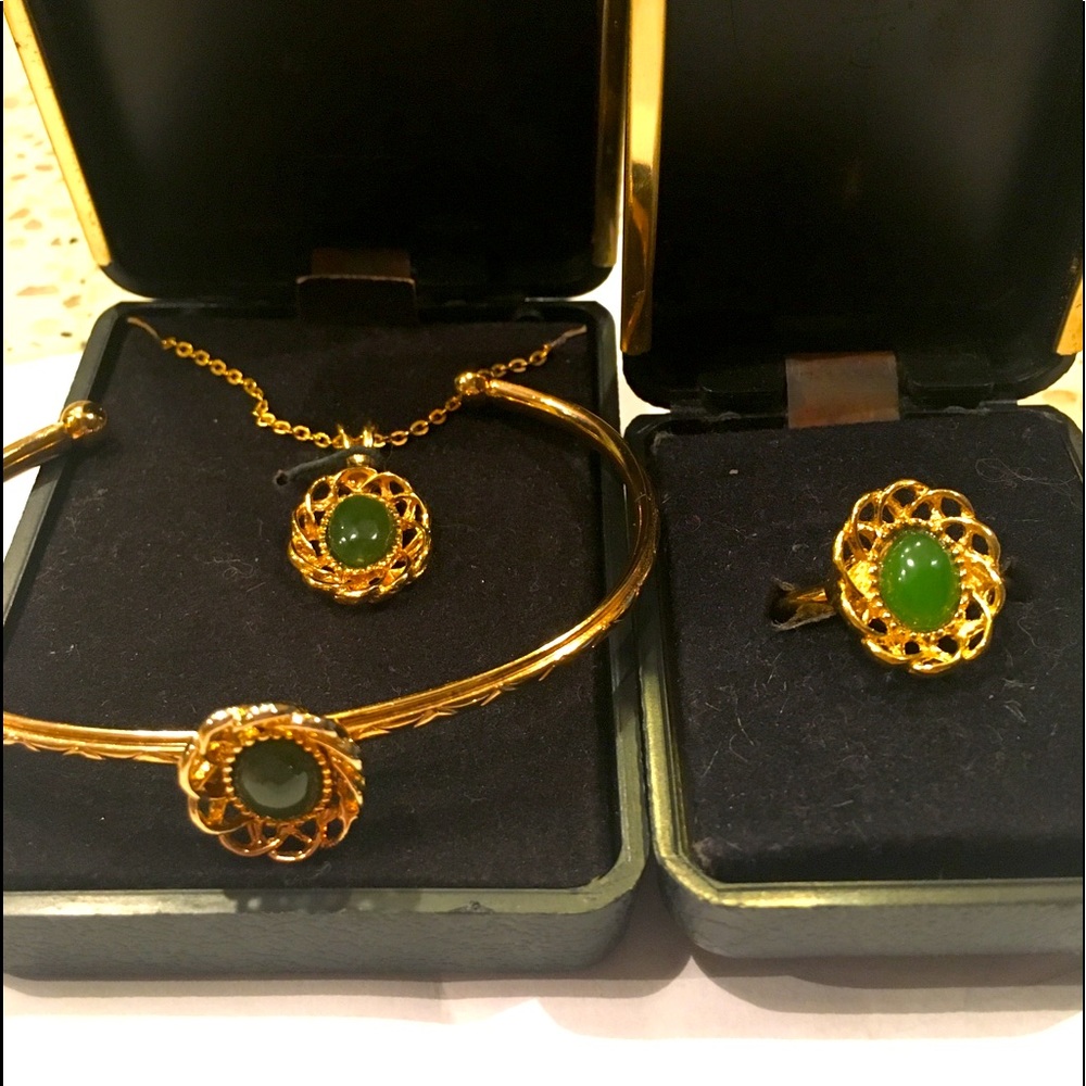 Matching Necklace, Bracelet & Ring set.